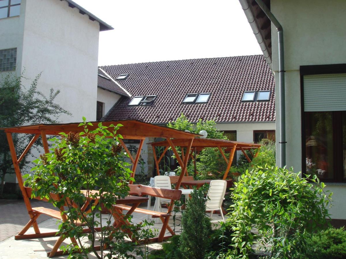Róza Hotel és Apartmanház Esztergom Exterior foto
